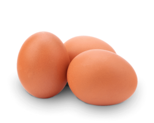 Drei braune Hühnereier liegen auf einem schwarzen Hintergrund.