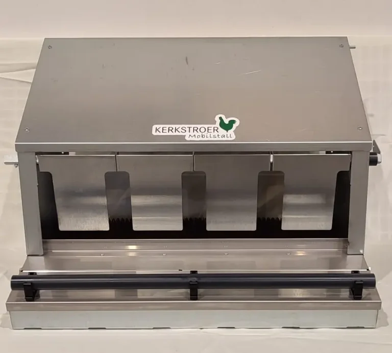 Ein starker, metallener Stall mit mehreren Fächern und einem oberen Deckel, ausgestattet mit einem Logo der Marke „Kerkstroer Mobilstall“.