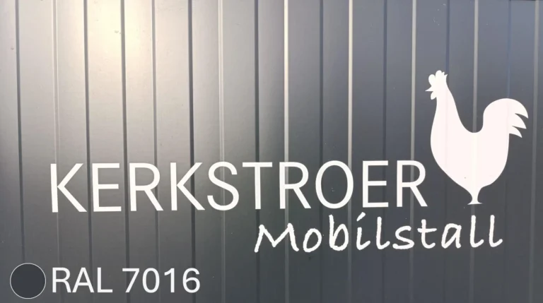 Ein graues Wandpaneel mit der Aufschrift „KERKSTROER Mobilstall“ und einem weißen Huhn-Logo.